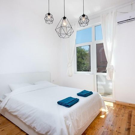 The White Apartment - Bogoridi Main Street Burgas Ngoại thất bức ảnh