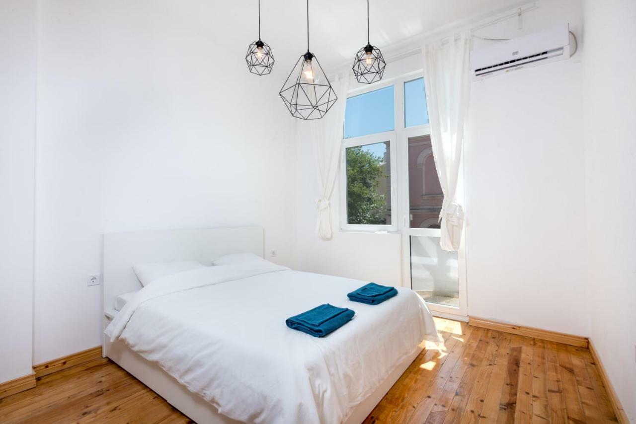 The White Apartment - Bogoridi Main Street Burgas Ngoại thất bức ảnh